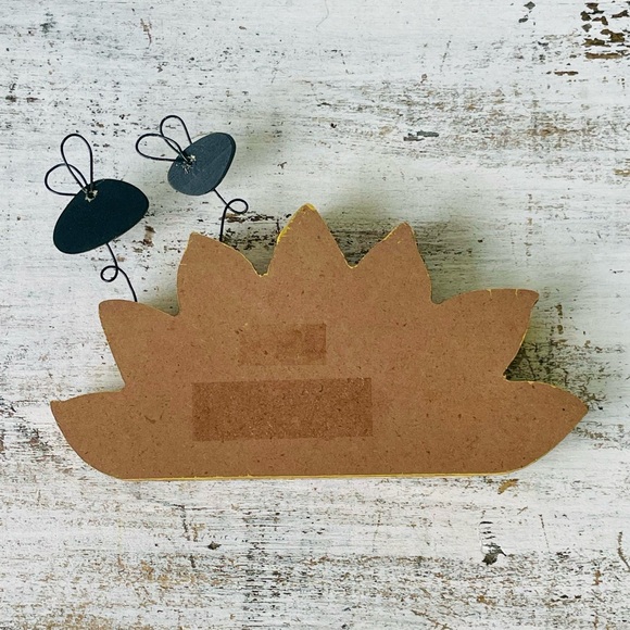 *Distressed Wooden “Welcome” Sunflower Shelf Sitter with Bees - Picture 9 of 13